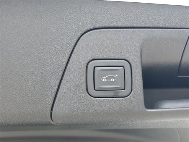 Photo of 2023 White Frost Tricoat Buick Envision