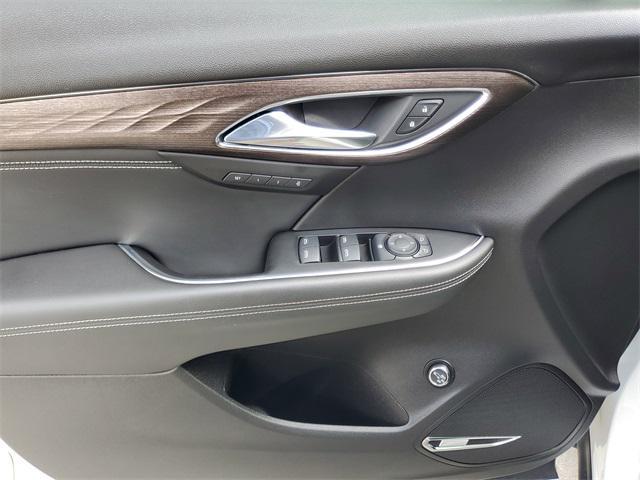Photo of 2023 White Frost Tricoat Buick Envision