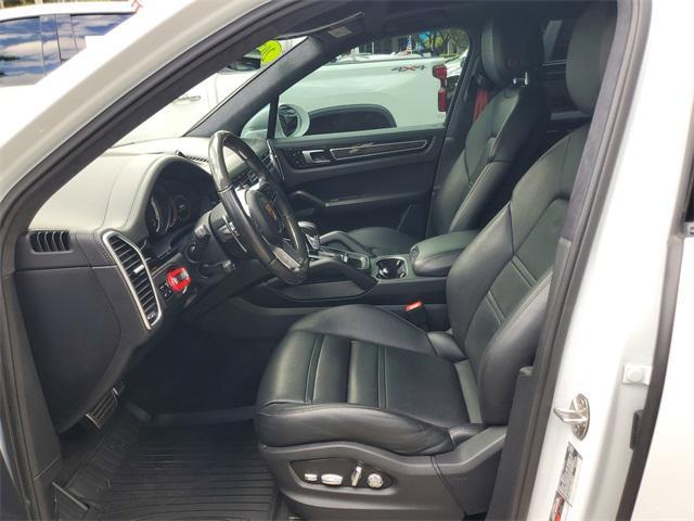 Photo of 2021 Carrara White Metallic Porsche Cayenne