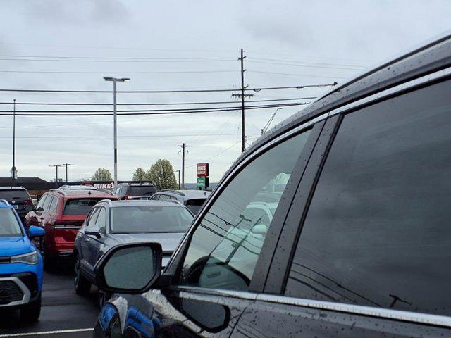 Photo of 2025 Deep Black Pearl Volkswagen Atlas