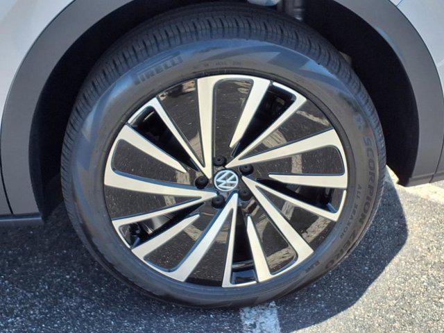 Photo of 2025 Silver Mist Metallic Volkswagen ID.4