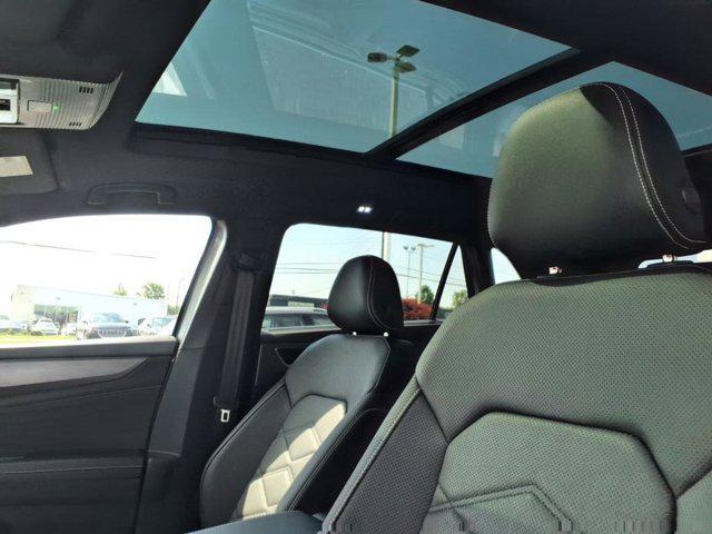 Photo of 2025 Silver Mist Metallic Volkswagen Atlas Cross Sport