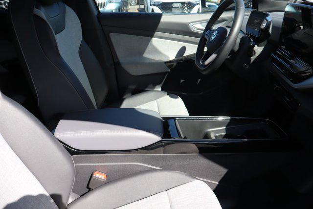 Photo of 2023 Silver Mist Metallic Volkswagen ID.4