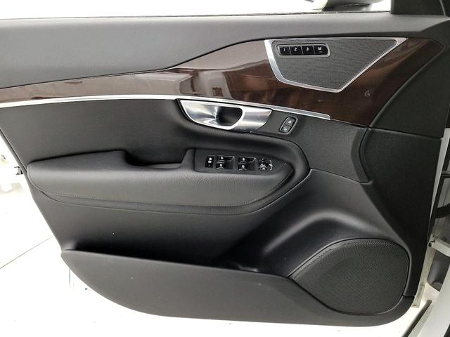 Photo of 2018 White Volvo XC90