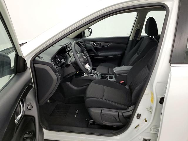 Photo of 2017 White Nissan Rogue