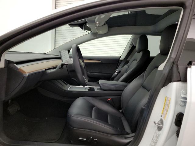 Photo of 2022 White Tesla Model 3