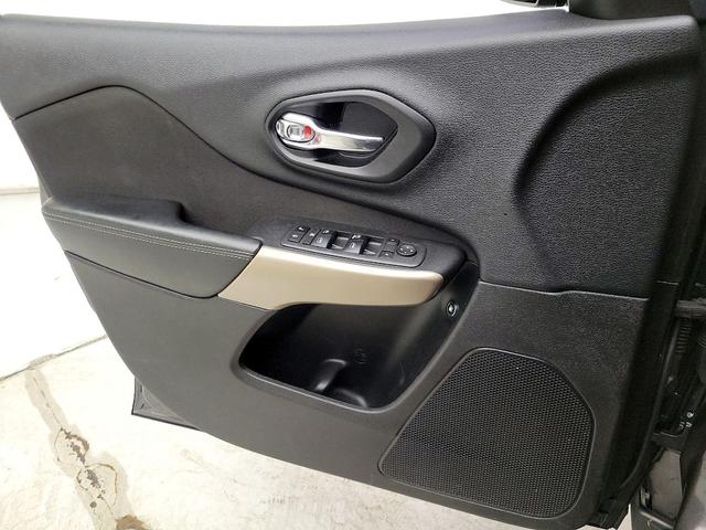 Photo of 2018 Gray Jeep Cherokee