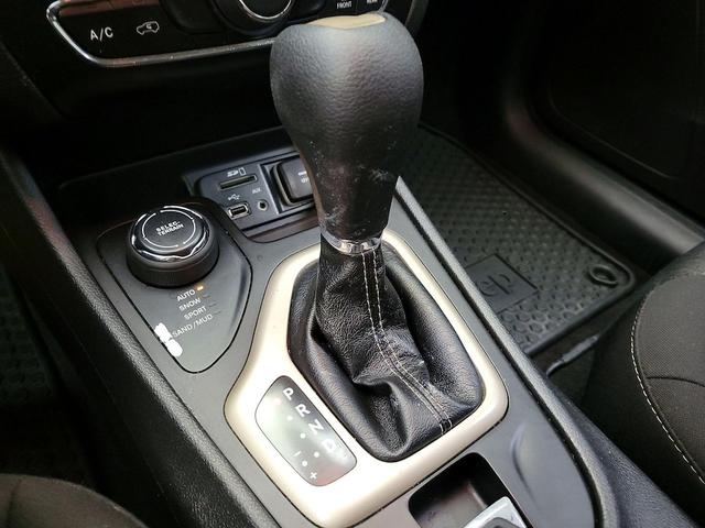 Photo of 2018 Gray Jeep Cherokee