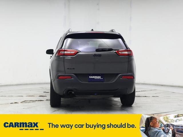 Photo of 2018 Gray Jeep Cherokee