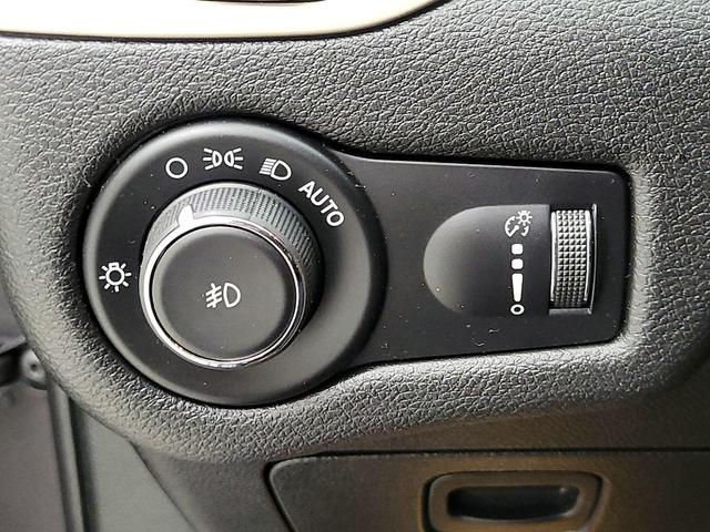 Photo of 2018 Gray Jeep Cherokee