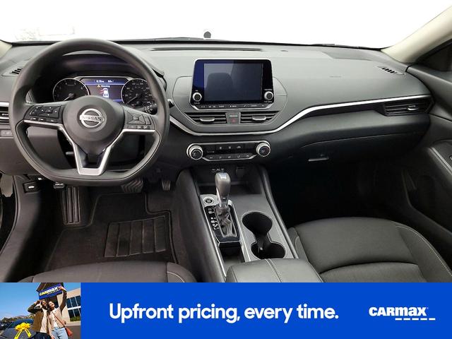 Photo of 2020 Black Nissan Altima