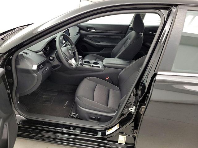 Photo of 2020 Black Nissan Altima