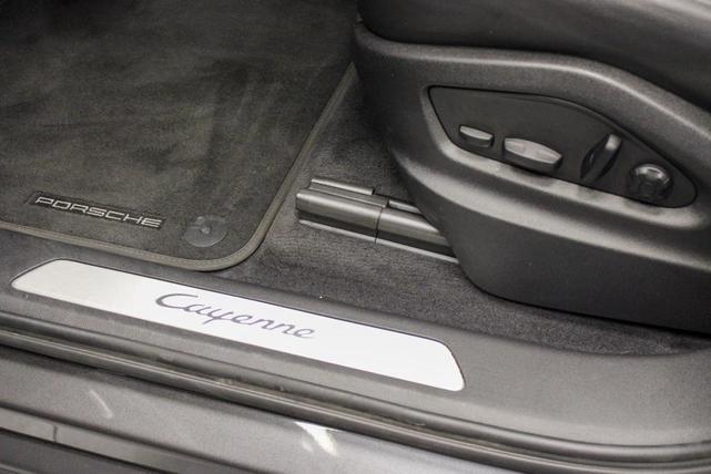 Photo of 2023 Quartzite Grey Metallic Porsche Cayenne