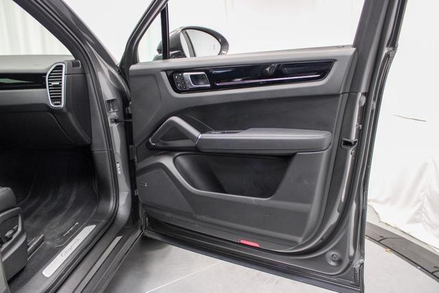 Photo of 2023 Quartzite Grey Metallic Porsche Cayenne