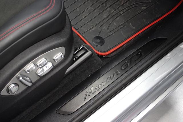 Photo of 2022 Dolomite Silver Metallic Porsche Macan