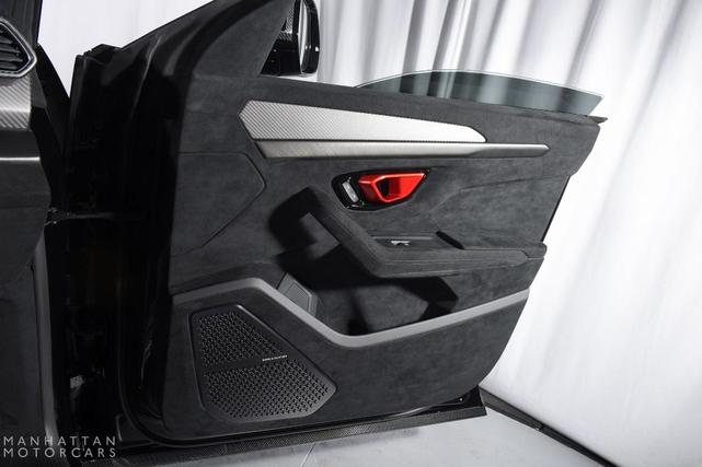Photo of 2024 Nero Noctis Metallic Lamborghini Urus