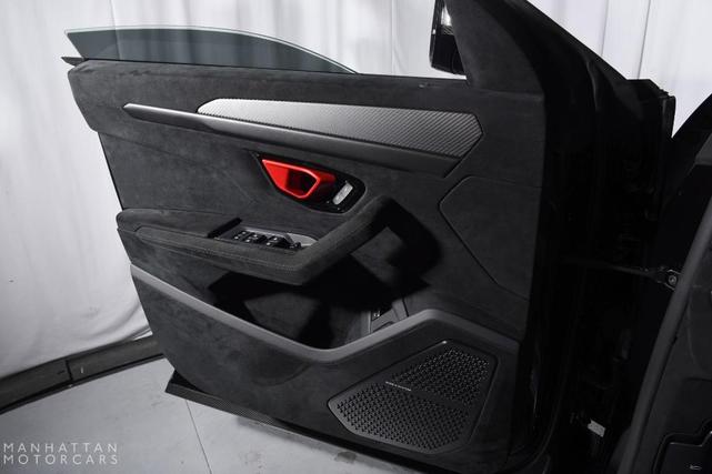 Photo of 2024 Nero Noctis Metallic Lamborghini Urus