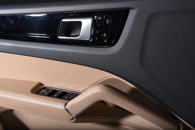 Photo of 2021 Carrara White Metallic Porsche Cayenne