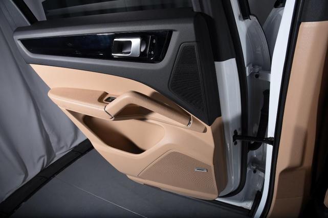 Photo of 2021 Carrara White Metallic Porsche Cayenne