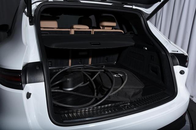 Photo of 2021 Carrara White Metallic Porsche Cayenne