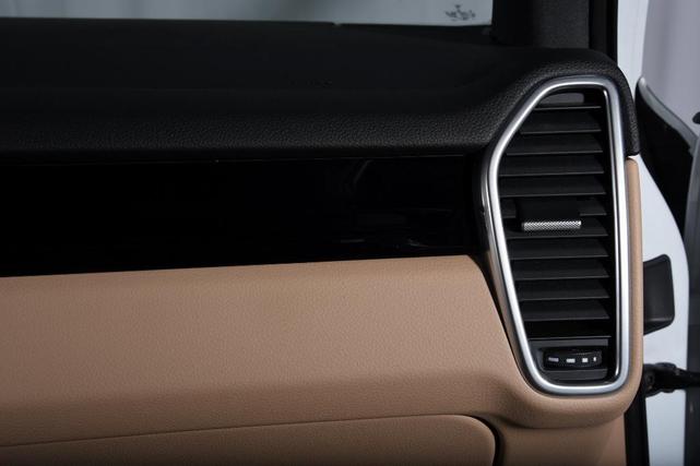 Photo of 2021 Carrara White Metallic Porsche Cayenne