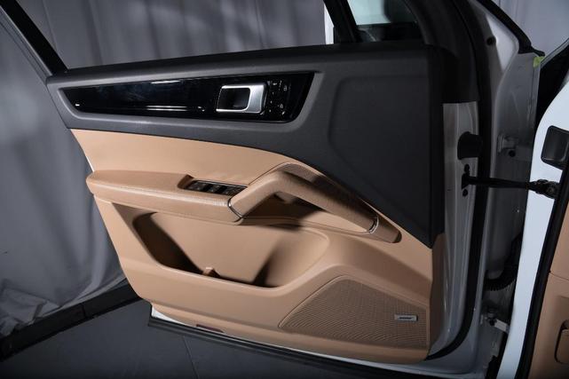 Photo of 2021 Carrara White Metallic Porsche Cayenne