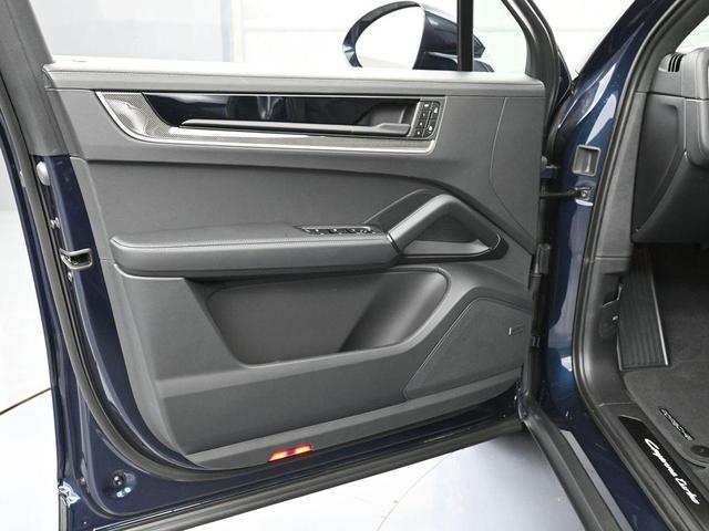 Photo of 2025 Blue Porsche Cayenne