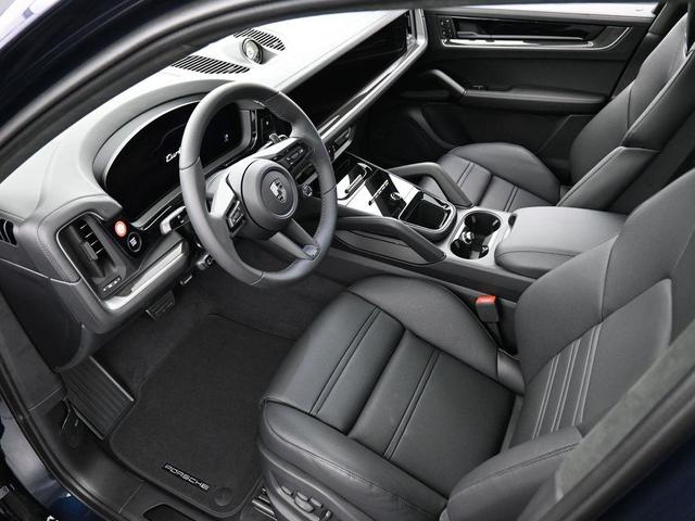 Photo of 2025 Blue Porsche Cayenne