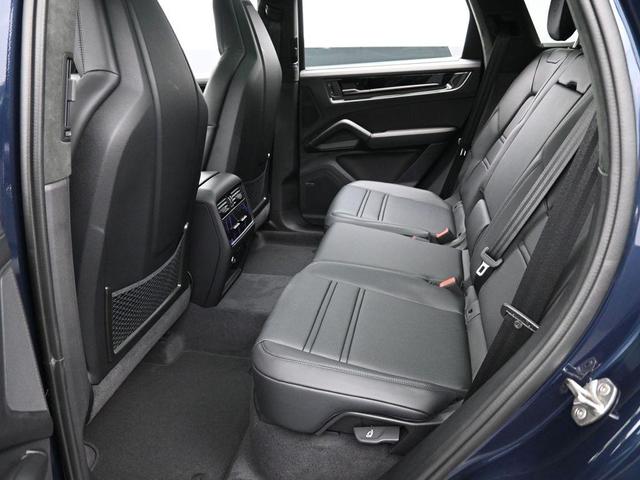Photo of 2025 Blue Porsche Cayenne