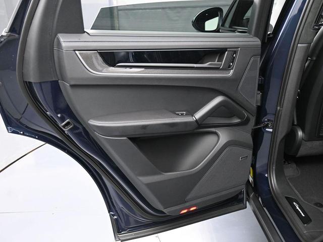 Photo of 2025 Blue Porsche Cayenne