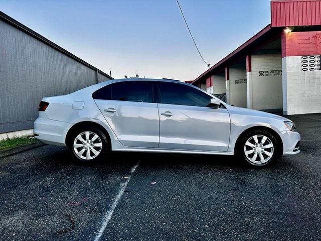 Photo of 2017 White Silver Metallic Volkswagen Jetta
