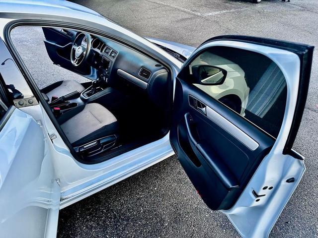 Photo of 2017 White Silver Metallic Volkswagen Jetta