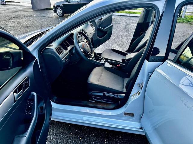 Photo of 2017 White Silver Metallic Volkswagen Jetta