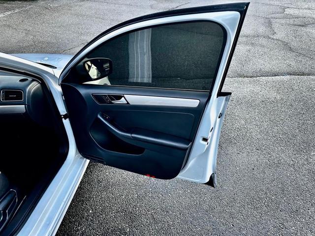 Photo of 2017 White Silver Metallic Volkswagen Jetta