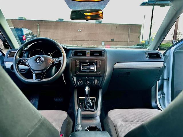 Photo of 2017 White Silver Metallic Volkswagen Jetta
