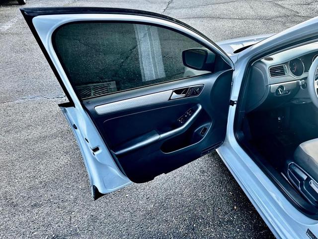 Photo of 2017 White Silver Metallic Volkswagen Jetta