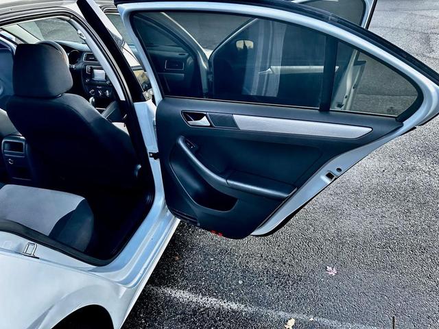 Photo of 2017 White Silver Metallic Volkswagen Jetta