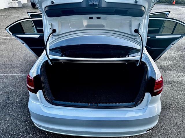 Photo of 2017 White Silver Metallic Volkswagen Jetta