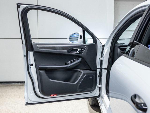 Photo of 2024 White Porsche Macan