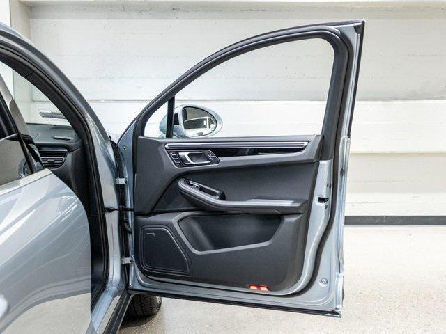 Photo of 2024 Dolomite Silver Metallic Porsche Macan
