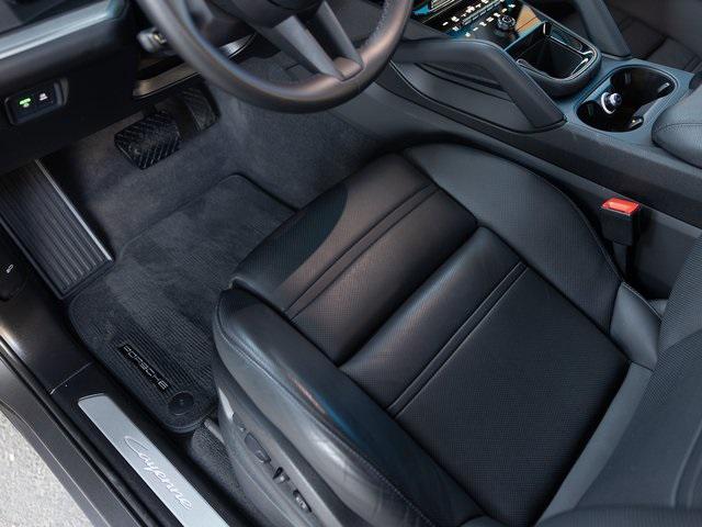 Photo of 2024 Quartzite Grey Metallic Porsche Cayenne