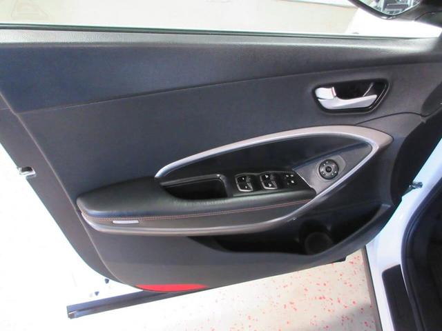 Photo of 2015 White Hyundai SANTA FE