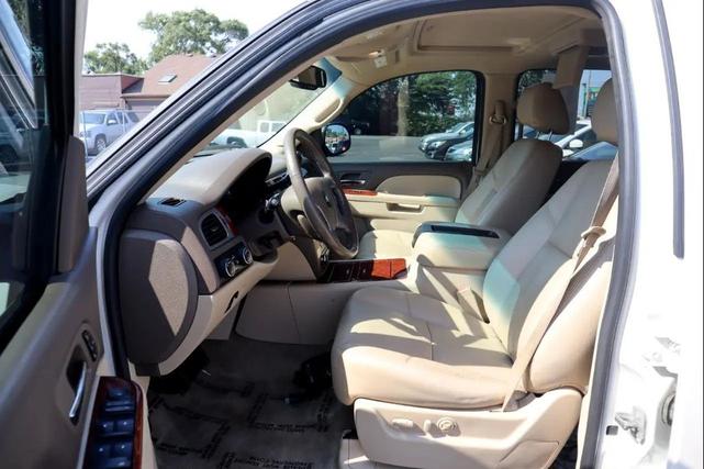 Photo of 2014 Pearl White Chevrolet Tahoe