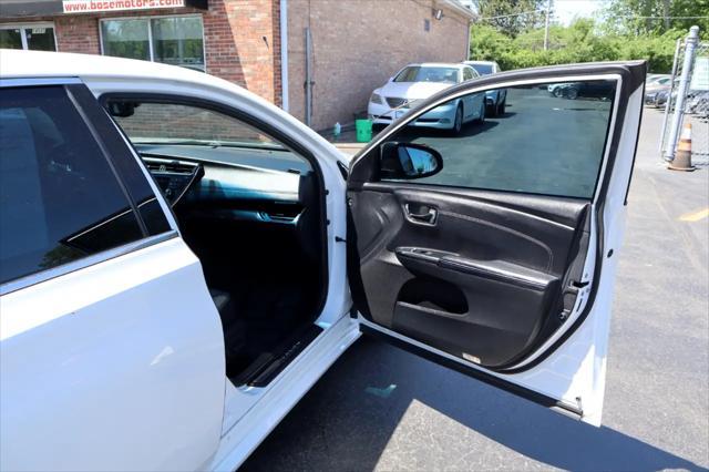Photo of 2014 Blizzard Pearl Toyota Avalon