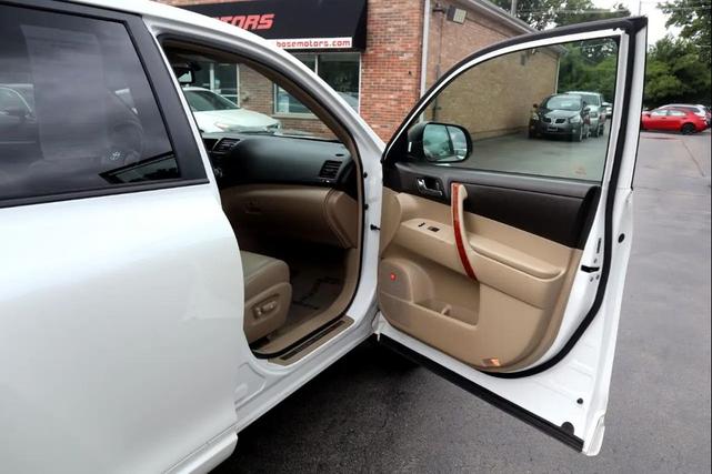 Photo of 2010 Blizzard Pearl Toyota Highlander