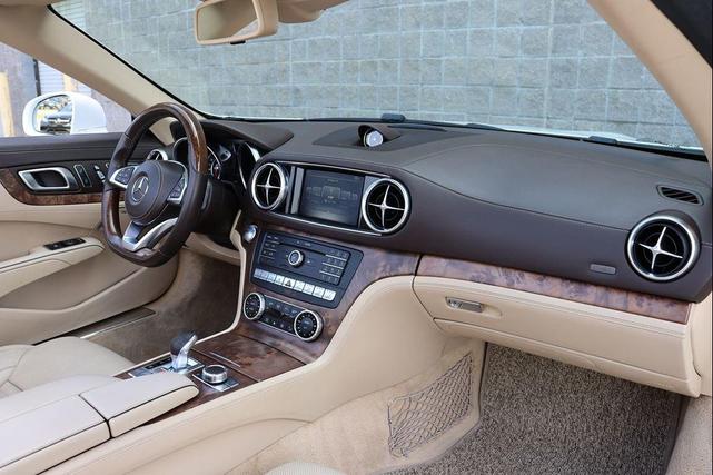 Photo of 2017 Polar White Mercedes-Benz SL 550