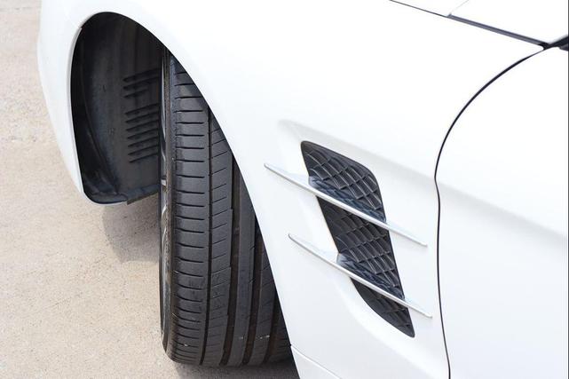 Photo of 2017 Polar White Mercedes-Benz SL 550