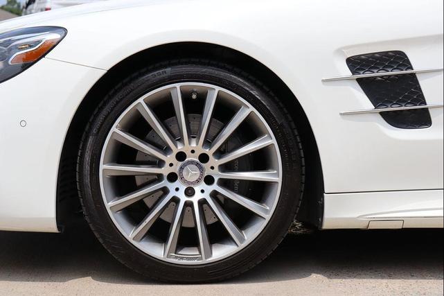 Photo of 2017 Polar White Mercedes-Benz SL 550