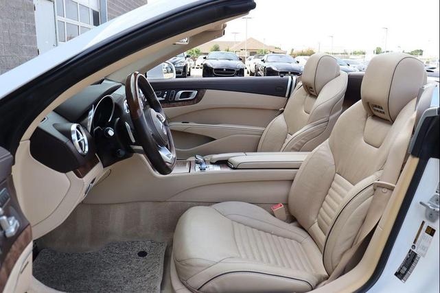Photo of 2017 Polar White Mercedes-Benz SL 550