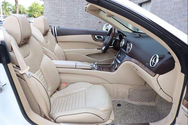 Photo of 2017 Polar White Mercedes-Benz SL 550